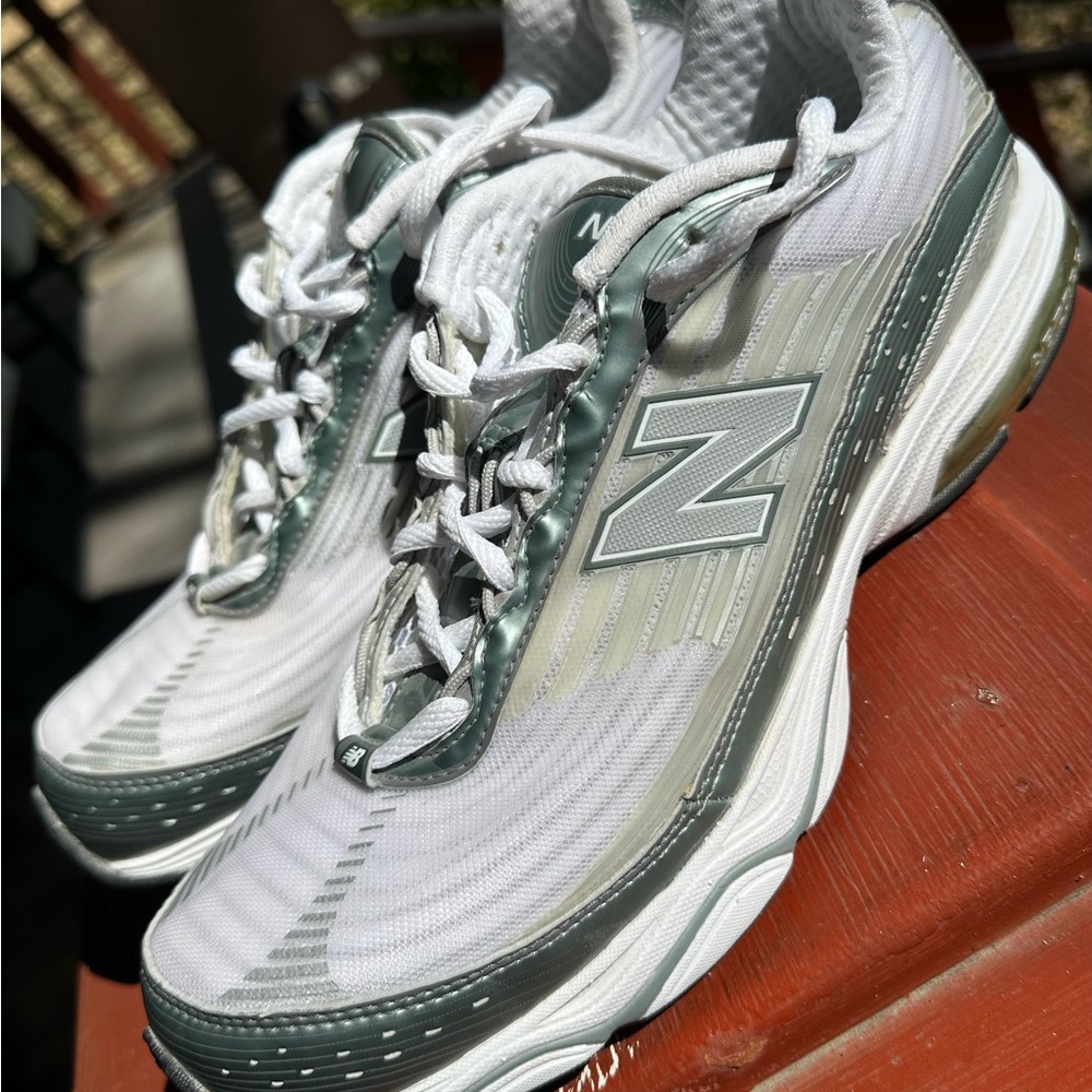 New Balance 725 White and Green Athletic Shoes Size 10